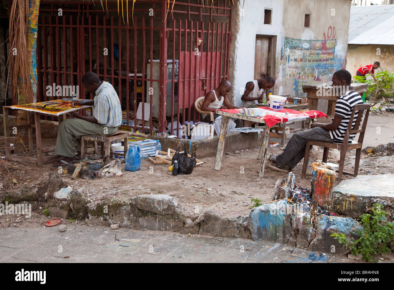 Stone Town, Zanzibar, Tanzanie. Tingatinga Painters' Cour. Banque D'Images