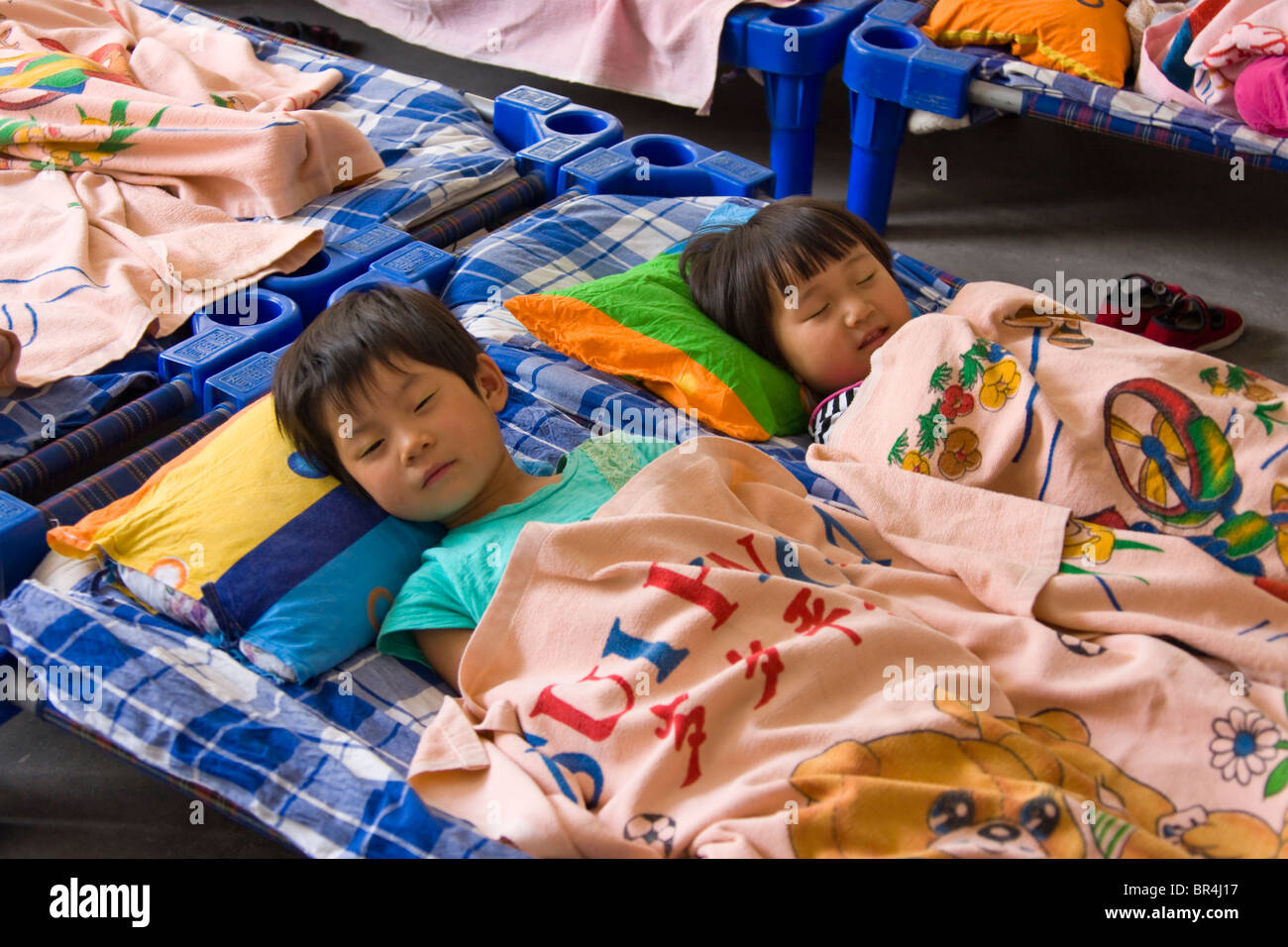 Les enfants faire une sieste dans le jardin d'enfants, Nanjing, Province de Gansu, Chine Banque D'Images