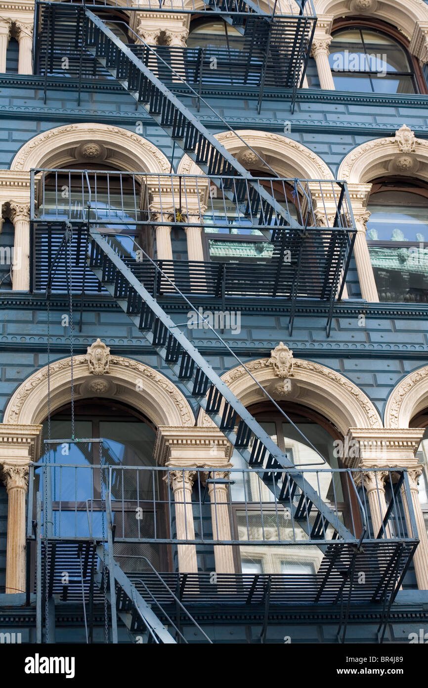 Escaliers de secours externe sur les immeubles à appartements à New York Banque D'Images