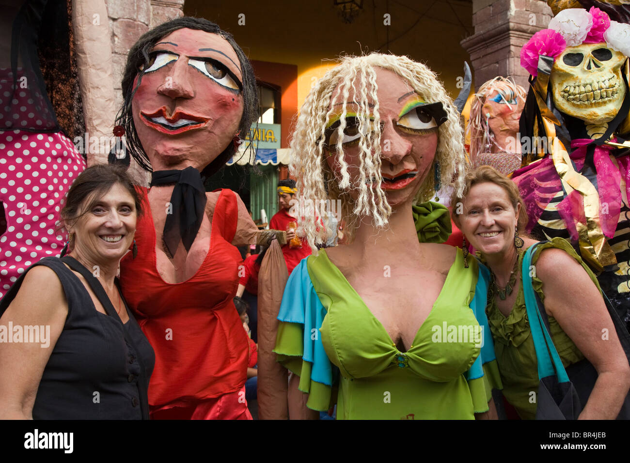 Les femmes américaines avec des géants en papier mâché posent au cours de l'indépendance Day Parade en septembre - San Miguel de Allende, Mexique Banque D'Images