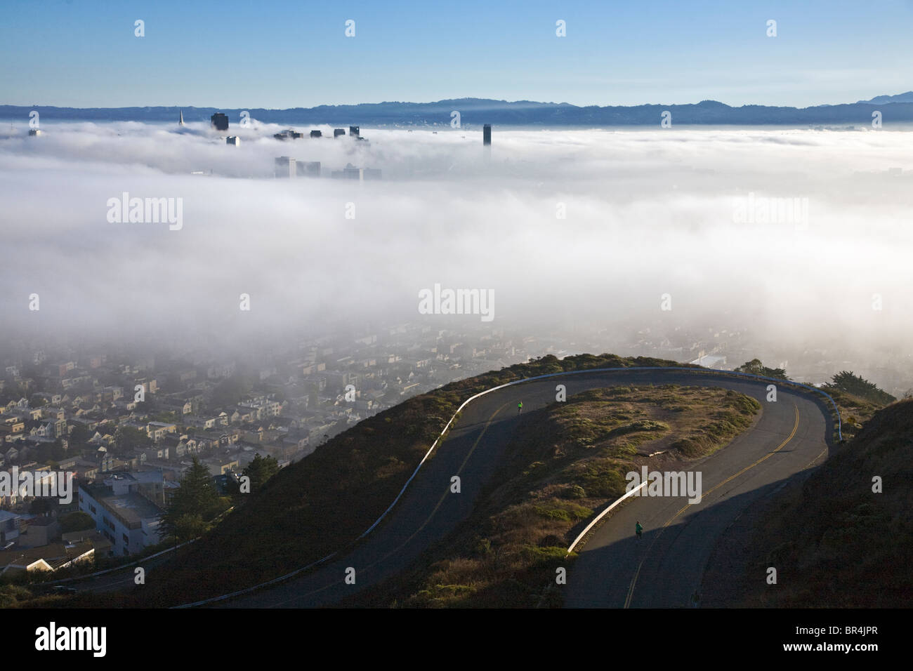 Pic de gratte-ciel à travers le brouillard sur la baie de San Francisco vu de Twin Peaks - SAN FRANCISCO, CALIFORNIE Banque D'Images