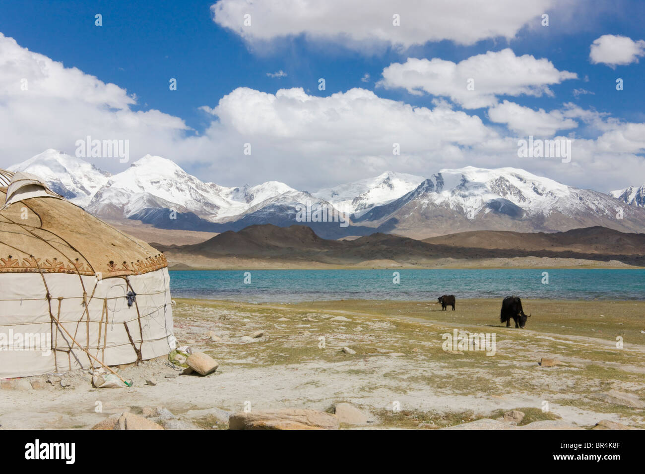 Les yourtes du peuple kirghiz par lac Karakuli, Mt. Dans la distance, Kunlun Plateau du Pamir, Xinjiang, Chine Banque D'Images