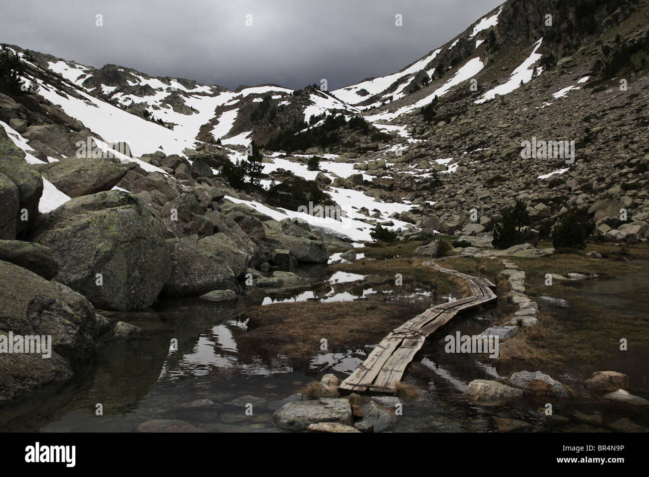 Ascension de la Portarro d'Espot col pyrénéen sur traverse, dans le Parc National de Sant Maurici Pyrénées Espagne Banque D'Images