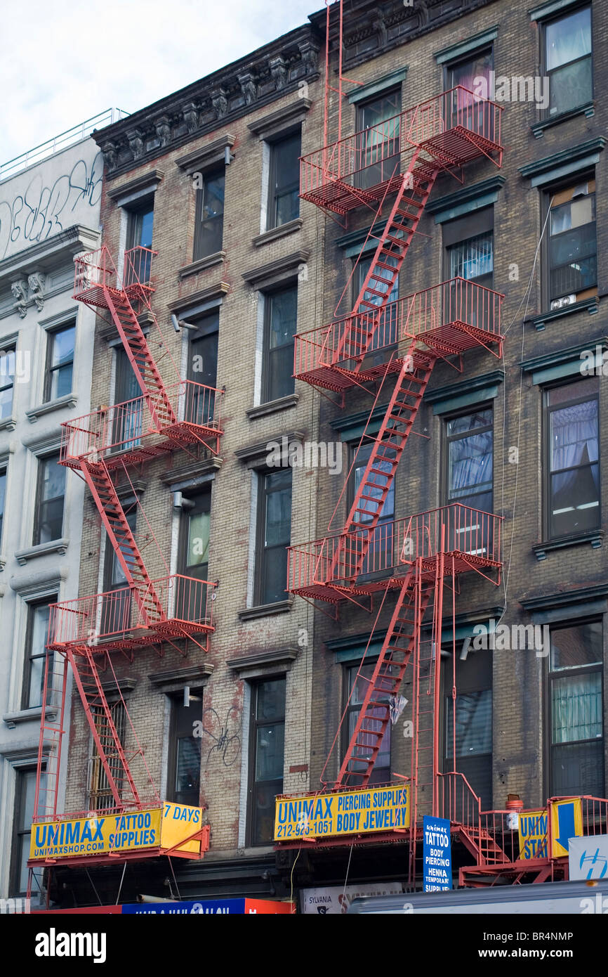 Escaliers de secours externe sur les immeubles à appartements à New York Banque D'Images
