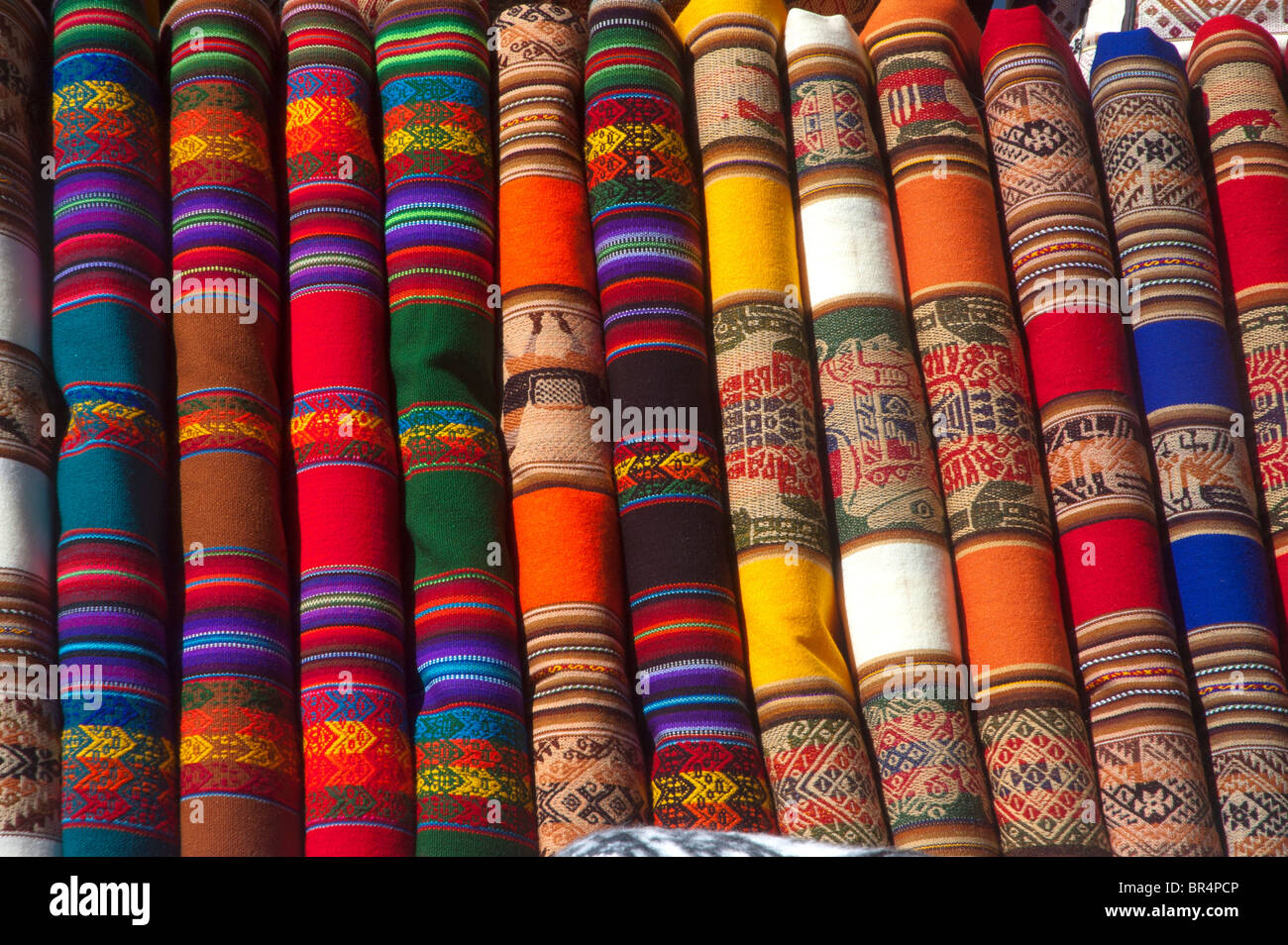 Des tissus colorés et des vêtements pour la vente à La Raya Pass, le plus haut sur la route de Cusco à Puno, Pérou. Banque D'Images