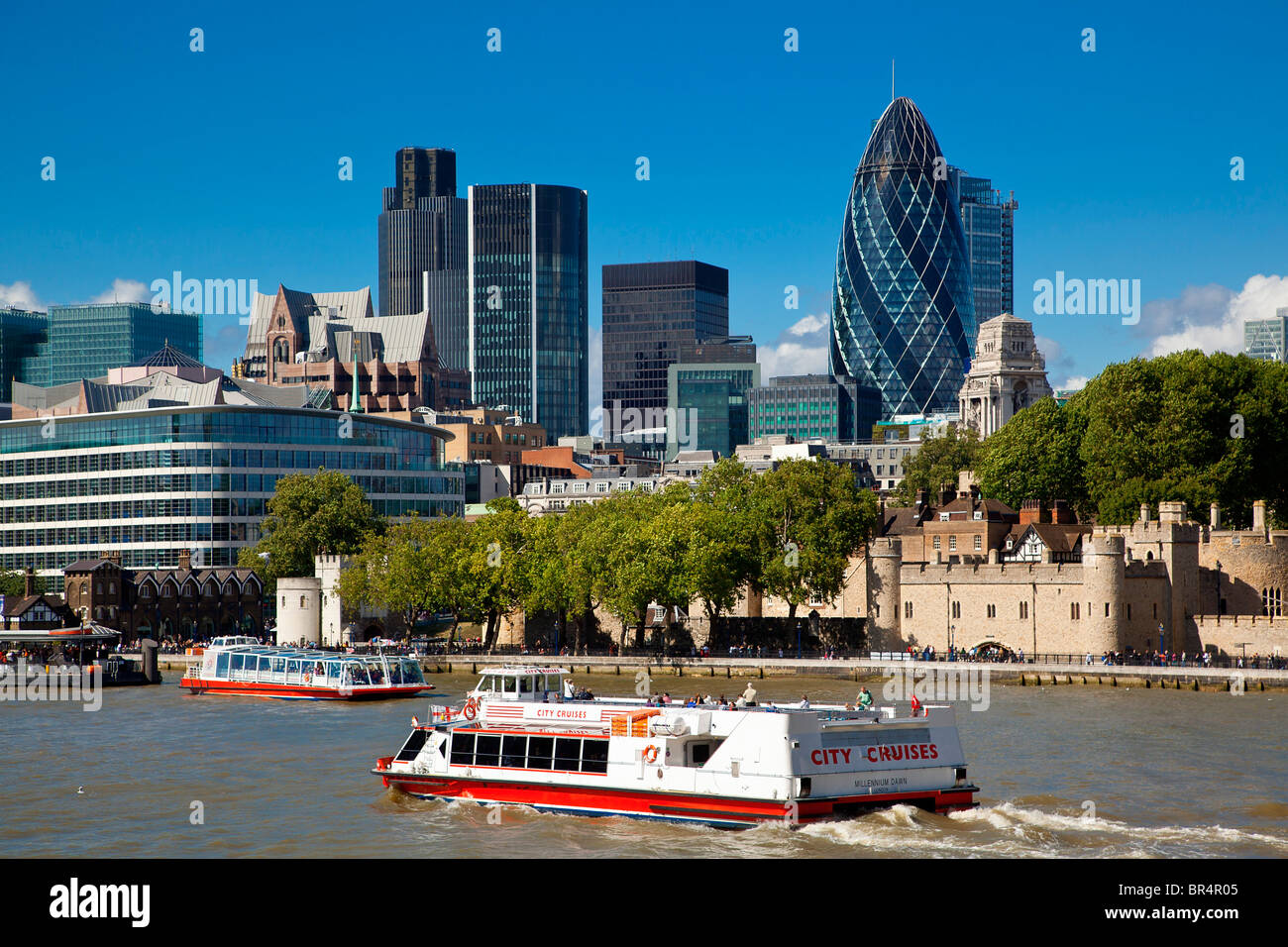 L'Europe, Royaume-Uni, Angleterre, Londres, excursion en bateau sur la Tamise, en passant le Gherkin à Londres Banque D'Images