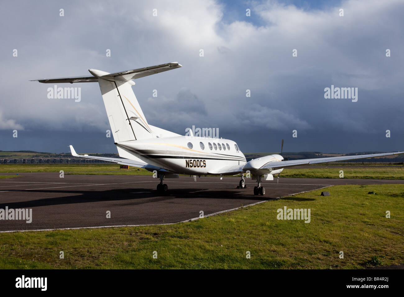 N500CS - Twin turbo prop avion sur un tablier à l'aéroport de Dundee, Ecosse, Royaume-Uni, Tayside Banque D'Images