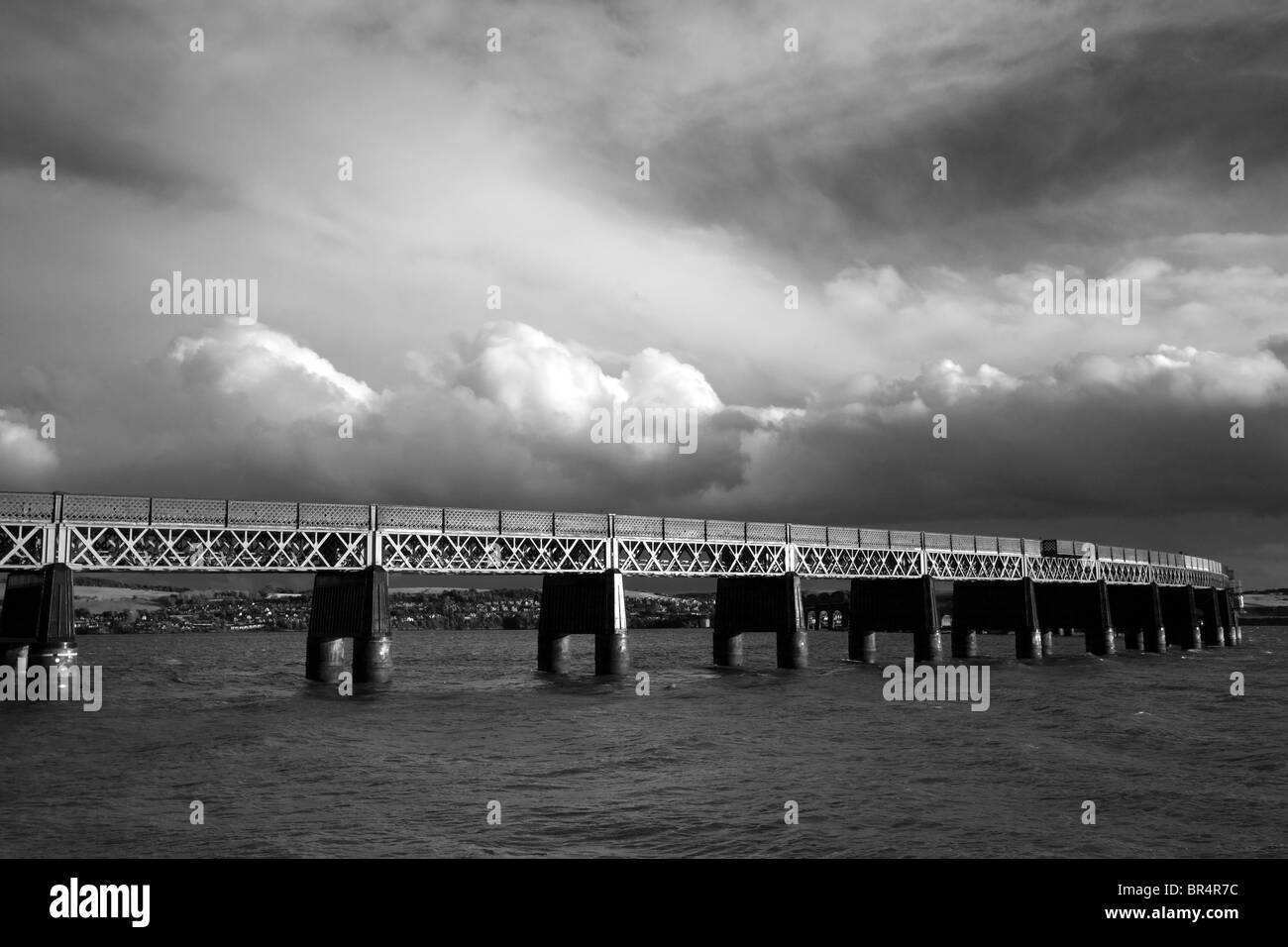 Le Tay pont de chemin de fer, traversant la rivière Dundee, waterfront, Tayside, Ecosse, Royaume-Uni Banque D'Images