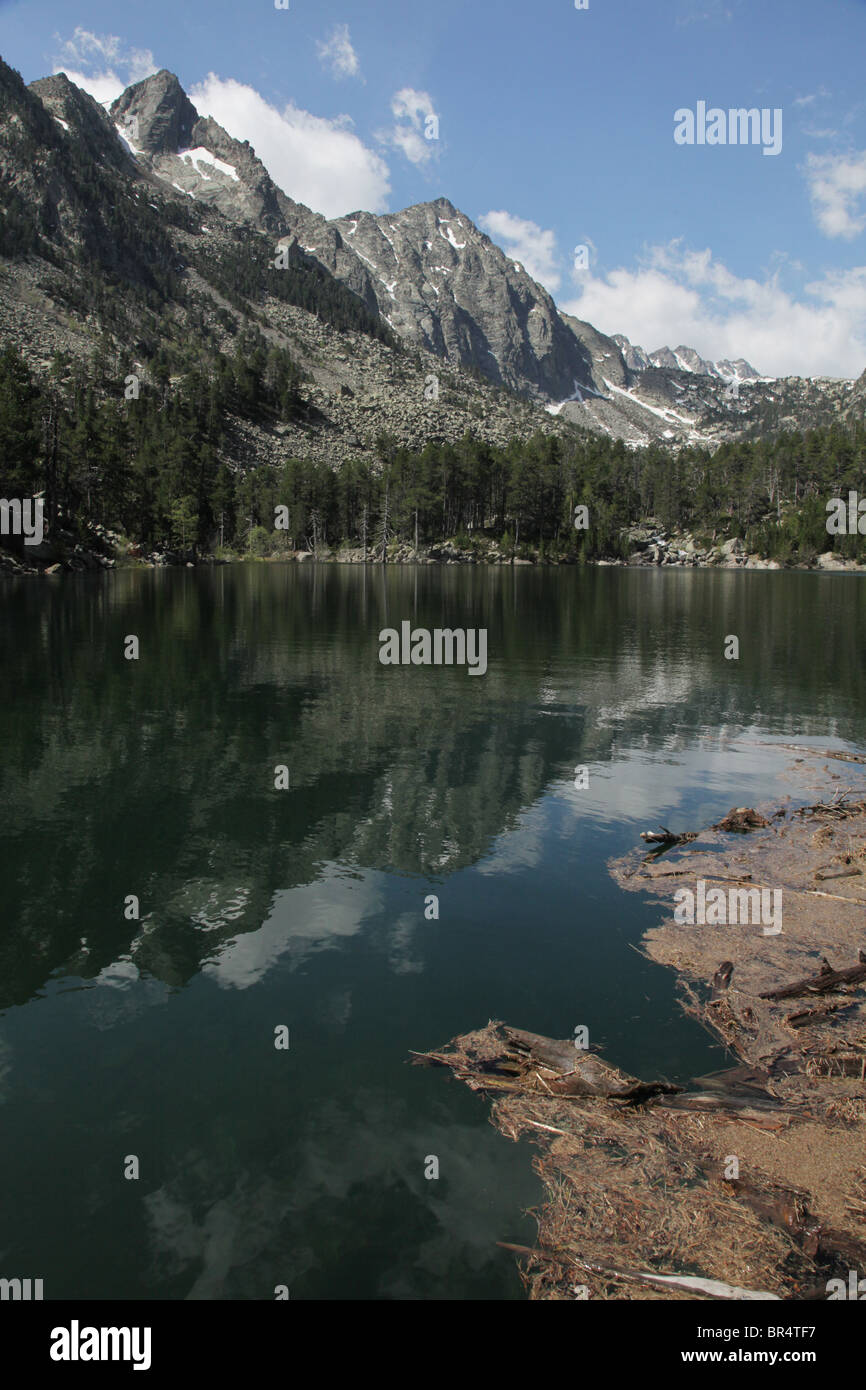 Mont Montanyo et Pic de Sudorn sur l'ascension de solutions mobiles d'Estany Negre dans le Parc National de Sant Maurici Pyrénées Espagne Banque D'Images