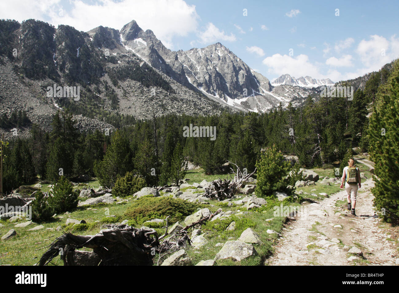 Mont Montanyo et Pic de Sudorn sur l'ascension de solutions mobiles d'Estany Negre dans le Parc National de Sant Maurici Pyrénées Espagne Banque D'Images