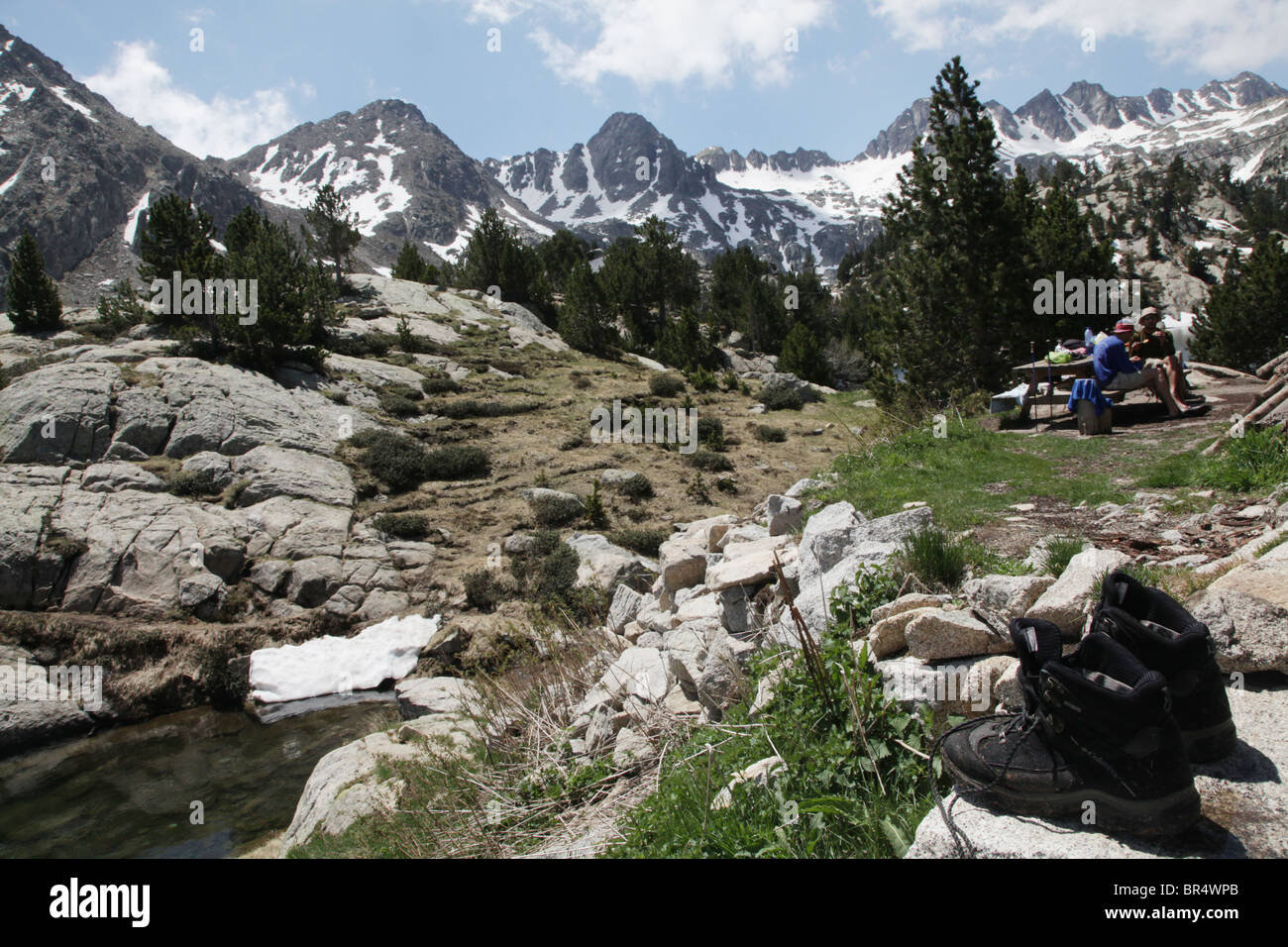 Les randonneurs se reposant à 2318m Refugi JM Blanc lodge sur l'Estany tort de Peguera dans le Parc National de Sant Maurici Pyrénées Espagne Banque D'Images