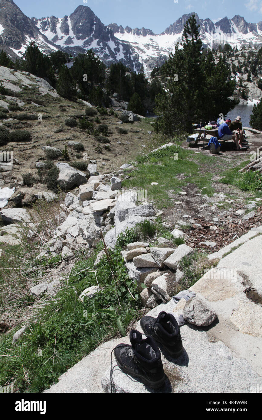 Les randonneurs se reposant à 2318m Refugi JM Blanc lodge sur l'Estany tort de Peguera dans le Parc National de Sant Maurici Pyrénées Espagne Banque D'Images