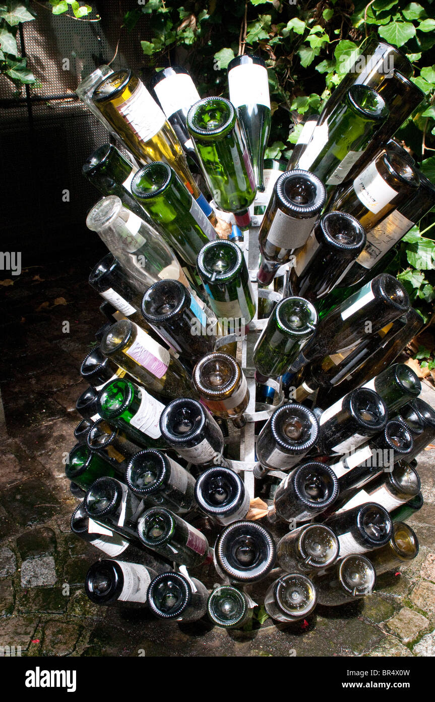 Bouteilles de vin vide sur un rack Banque D'Images