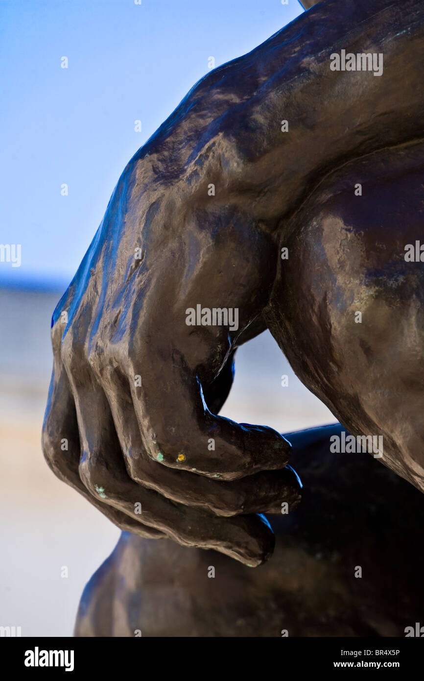 La main de l'Auguste Rodin sculpture intitulée le penseur dans le cour de la LÉGION D'HONNEUR - SAN FRANCISCO, CALIFORNIE Banque D'Images