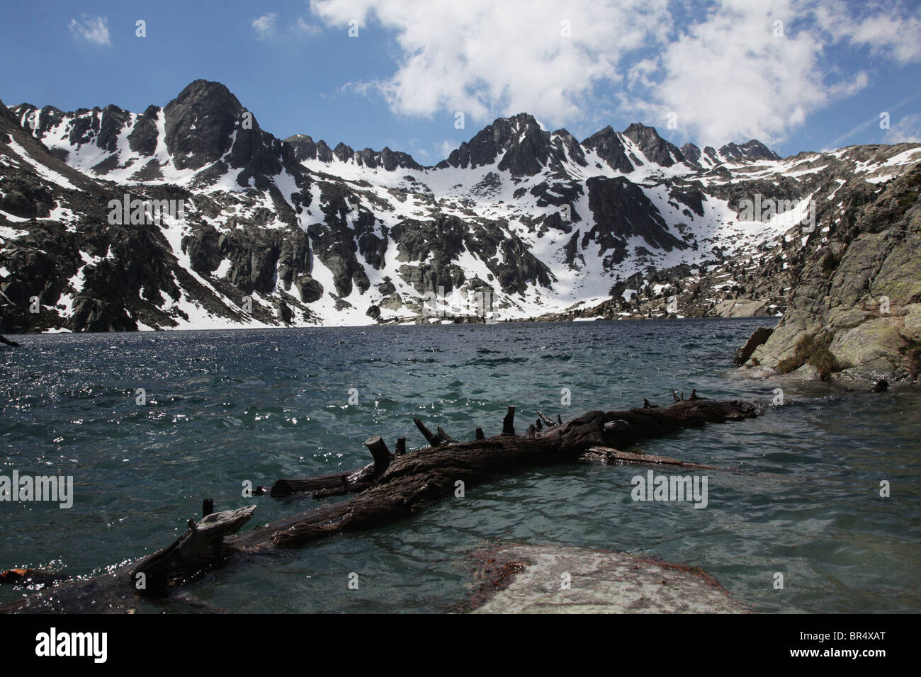 Cirque classique à l'Estany Negra barrage alpin de Peguera 2330m près de Refugi JM Blanc dans le Parc National de Sant Maurici Pyrénées Espagne Banque D'Images