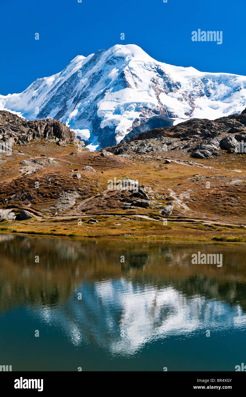 Le Mont Rose en raison de lui-même dans le petit lac Riffelsee, Zermatt, Valais, Suisse Banque D'Images