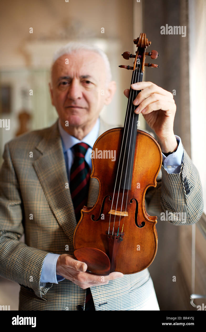 Andrea Mosconi maintient la ville de Crémone's precious collection violon violons Stradivarius bon nombre d'entre eux par les jouer fo Banque D'Images
