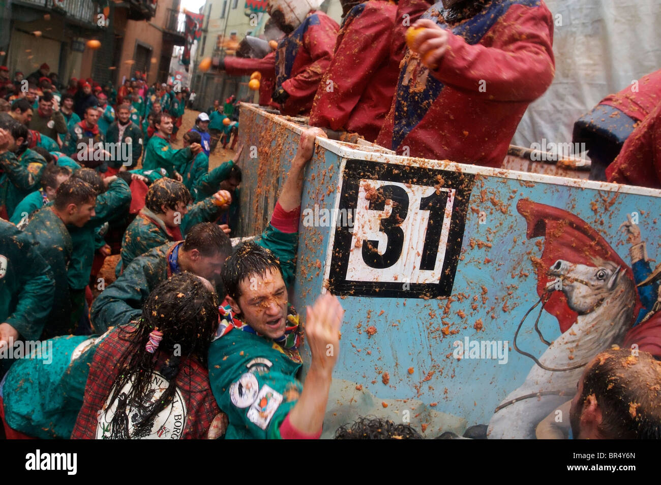 Ivrea Italie célèbre Carnaval avec les batailles d'Orange quand la ville reenacts une ancienne bataille. Banque D'Images