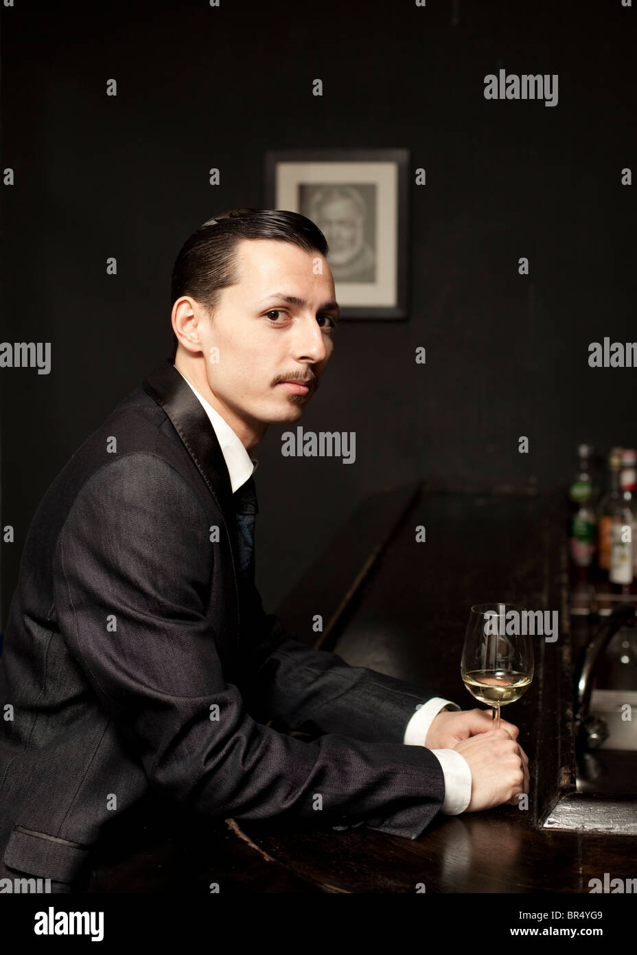 Portrait d'un homme buvant du vin dans un bar, Londres, Angleterre, Royaume-Uni. Banque D'Images