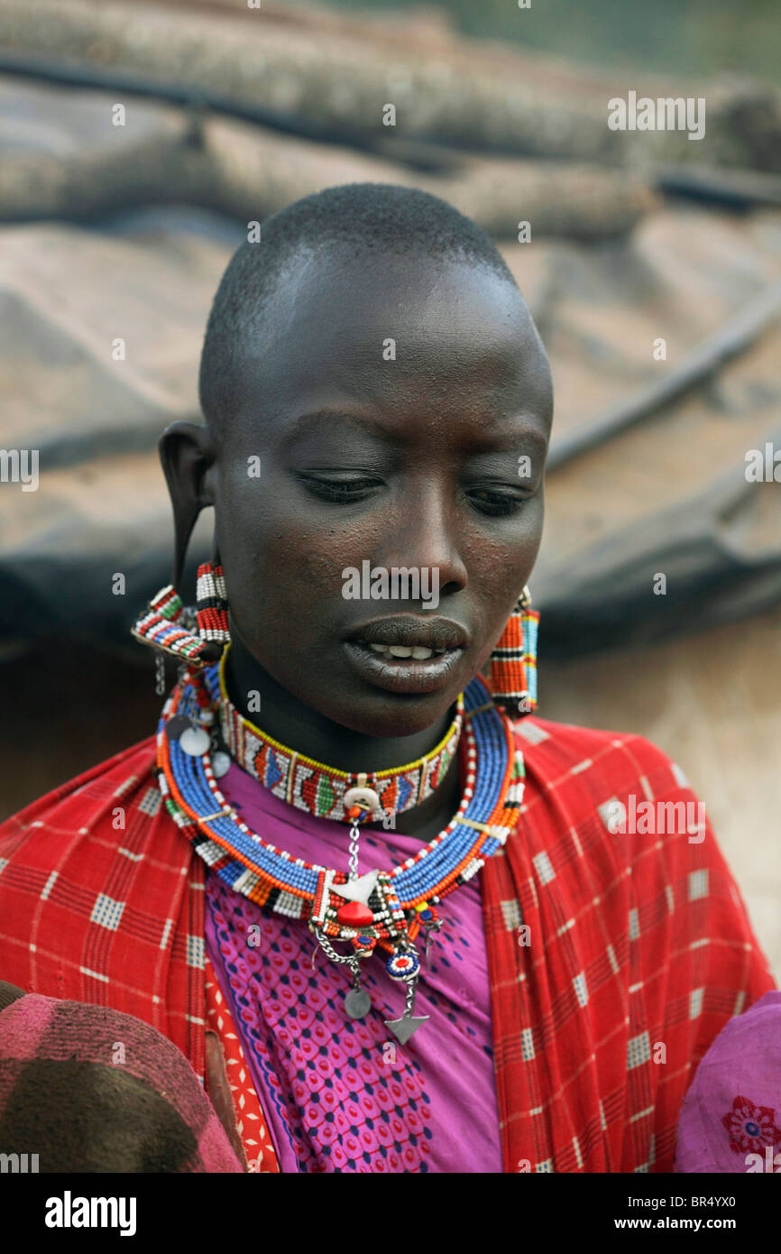 Les Masais personnes vivant dans un petit village à environ 5 maisons au pied du Mont Kilmanjaro. Banque D'Images