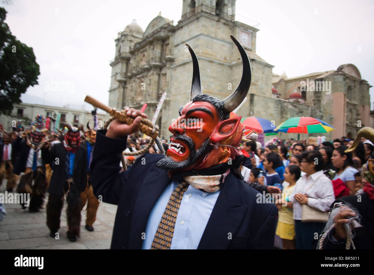 Les artistes interprètes ou exécutants masqués ont défilé dans le Zocalo dans la ville d'Oaxaca Oaxaca au Mexique. Banque D'Images