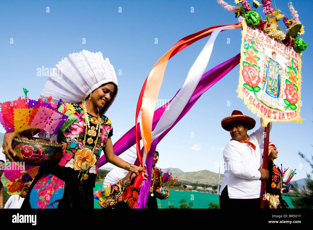 Les artistes interprètes ou exécutants arrivent pour la célébration Guelaguetza à San Antonino Castillo Velasco Oaxaca au Mexique. Banque D'Images