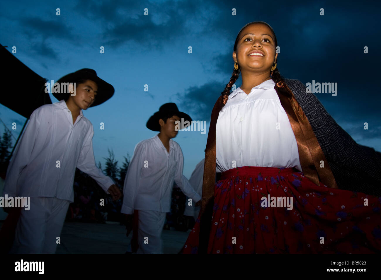 Les interprètes dansent dans la nuit à la célébration Guelaguetza à San Antonino Castillo Velasco Oaxaca au Mexique. Banque D'Images