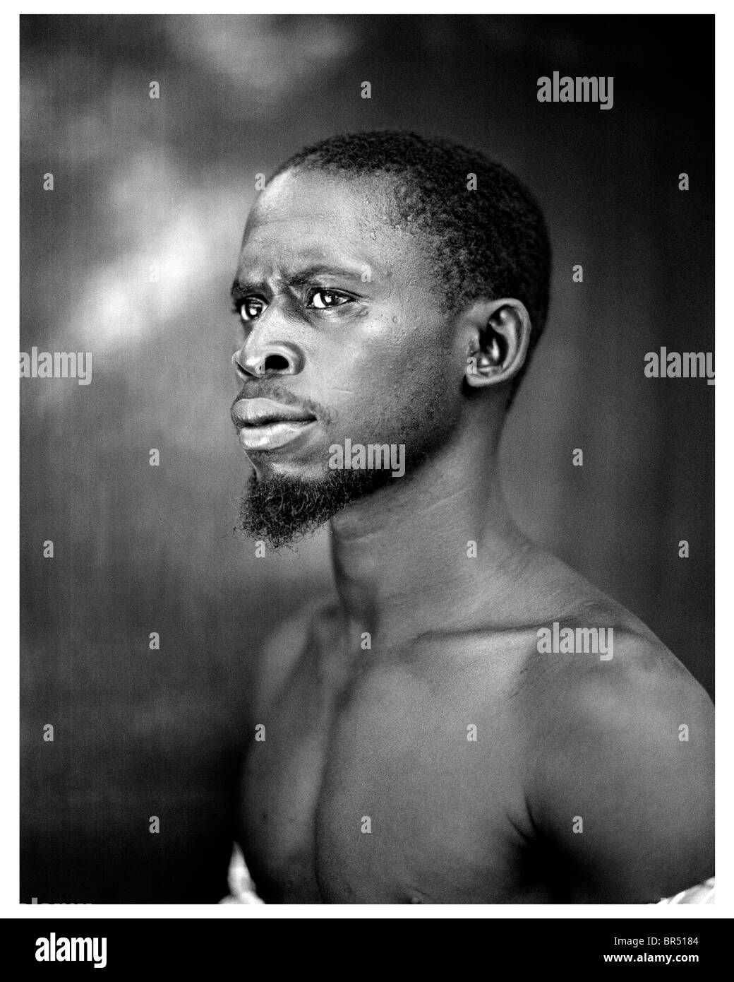 Portrait de jeune homme en Gambie. Banque D'Images