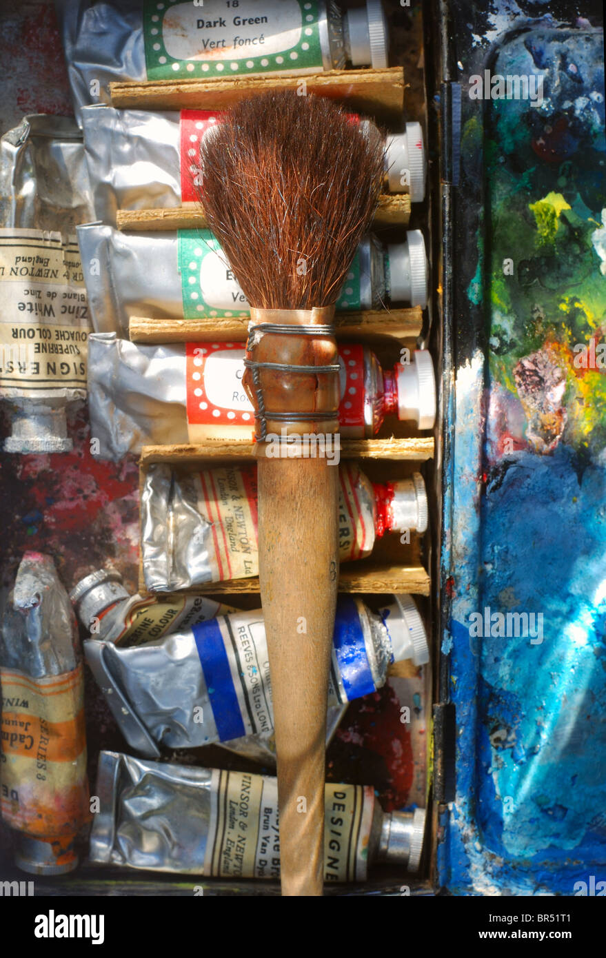 Objets decoratifs de blaireau d'artiste sur une boîte de peinture aquarelle utilisé avec des tubes de peinture et le mixage de palette. Banque D'Images