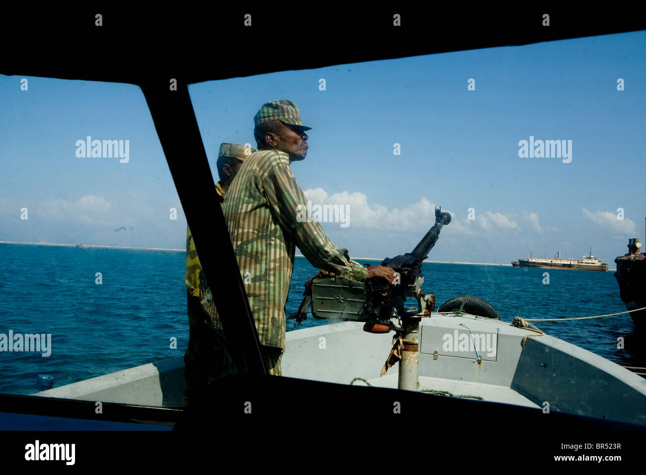 La garde côtière du Somaliland à bord d'un de leurs trois vedettes anti-piratage à la port de Berbera. Banque D'Images