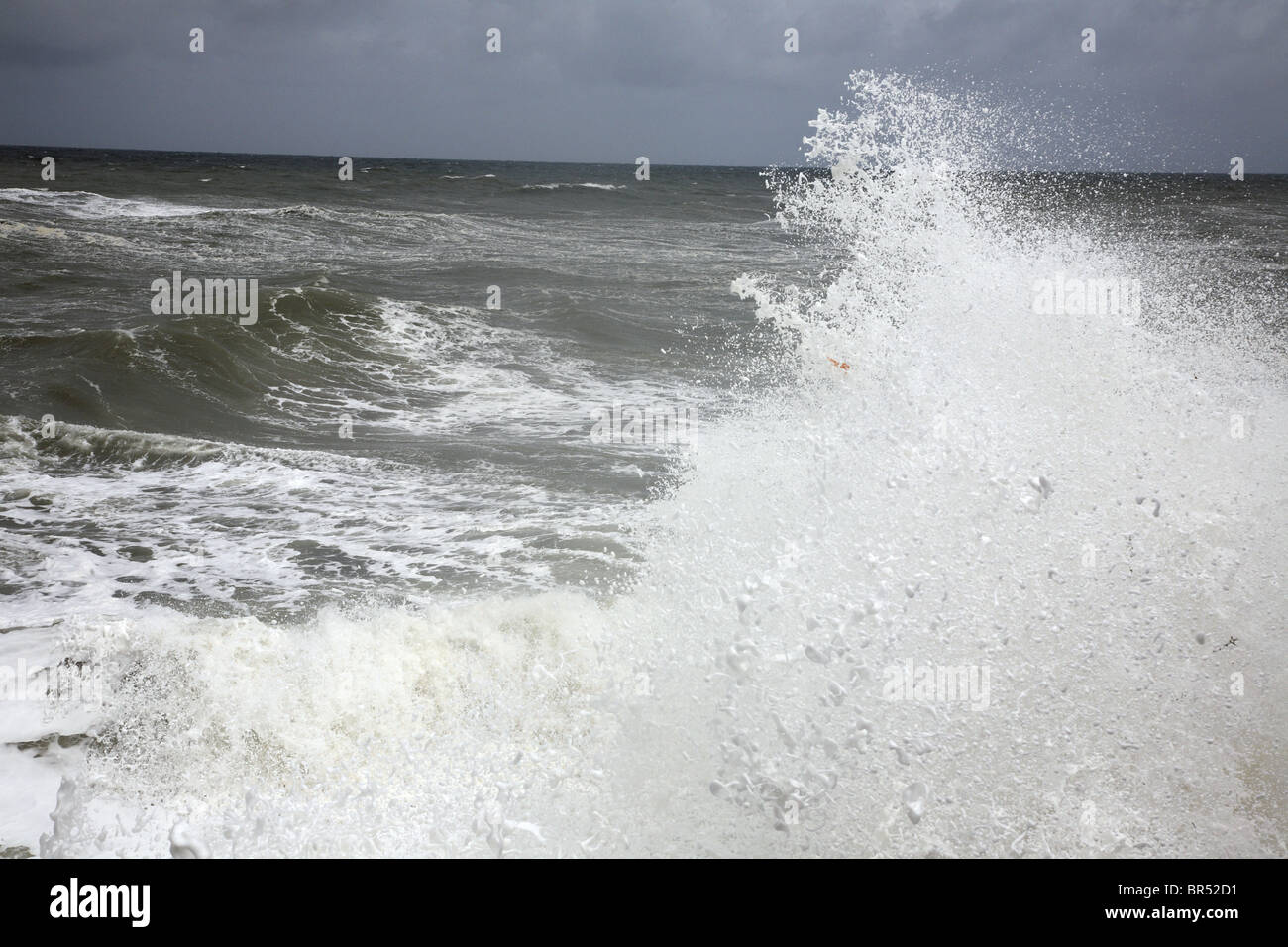 Mer Agitée de vagues sur la côte de Norfolk. Banque D'Images