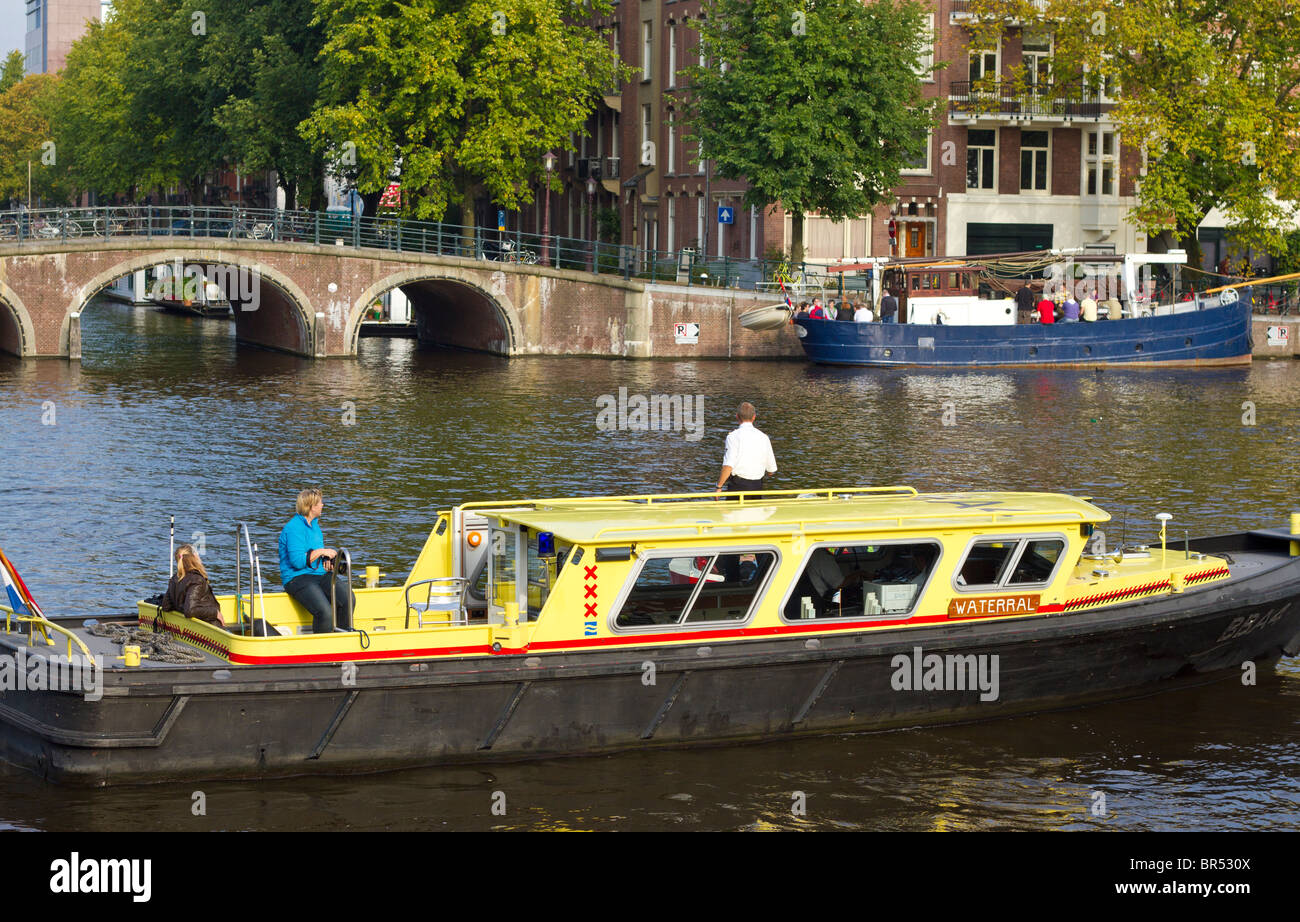 Bateau de la police de l'eau néerlandais en patrouille sur la rivière Amstel, Amsterdam, Pays-Bas Banque D'Images