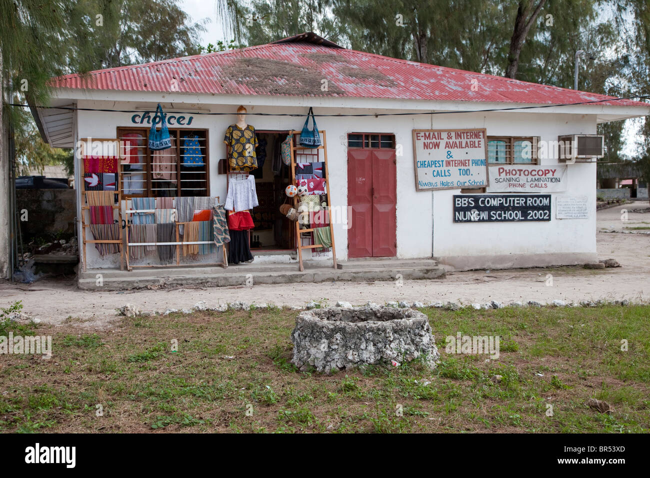 Nungwi, Zanzibar, Tanzanie. Un café Internet, un téléphone public. Banque D'Images