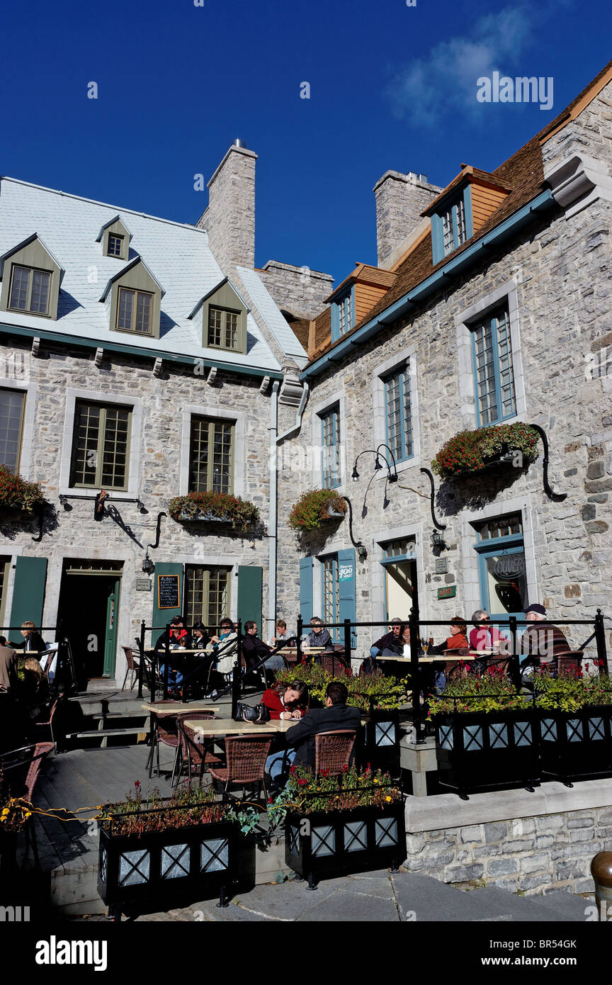 Les gens de manger à un restaurant en plein air dans le Vieux Québec Banque D'Images