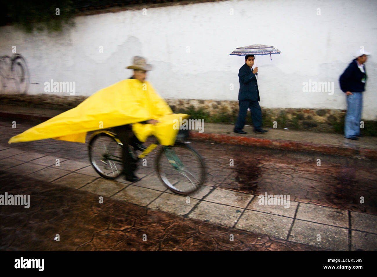 Poncho et ombrelle San Cristobal Mexique Banque D'Images