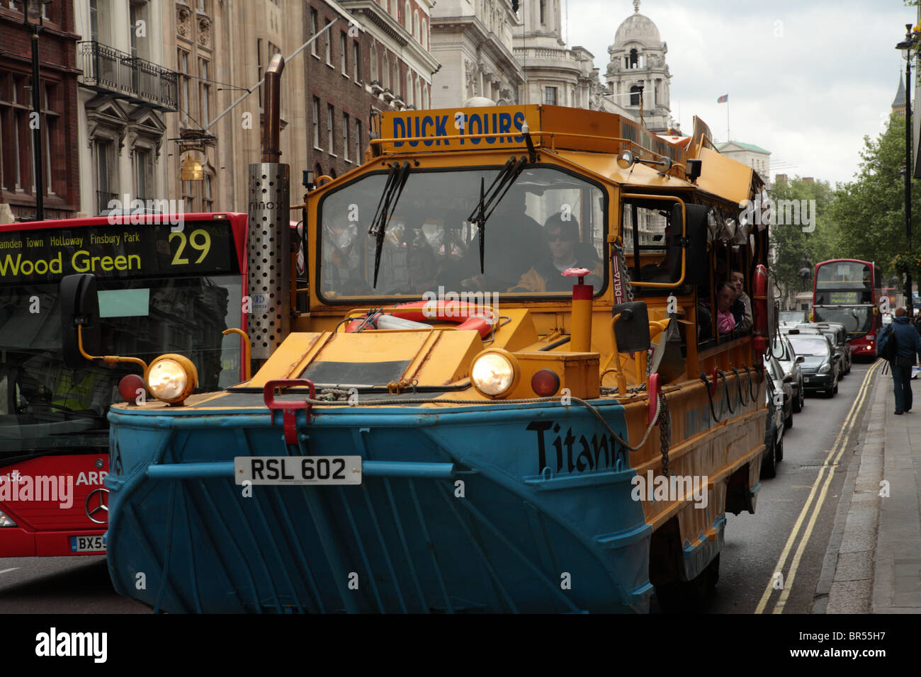 Le bus véhicule amphibie de canards dans la rue à Whitehall, Westminster, Londres, SW1. Banque D'Images