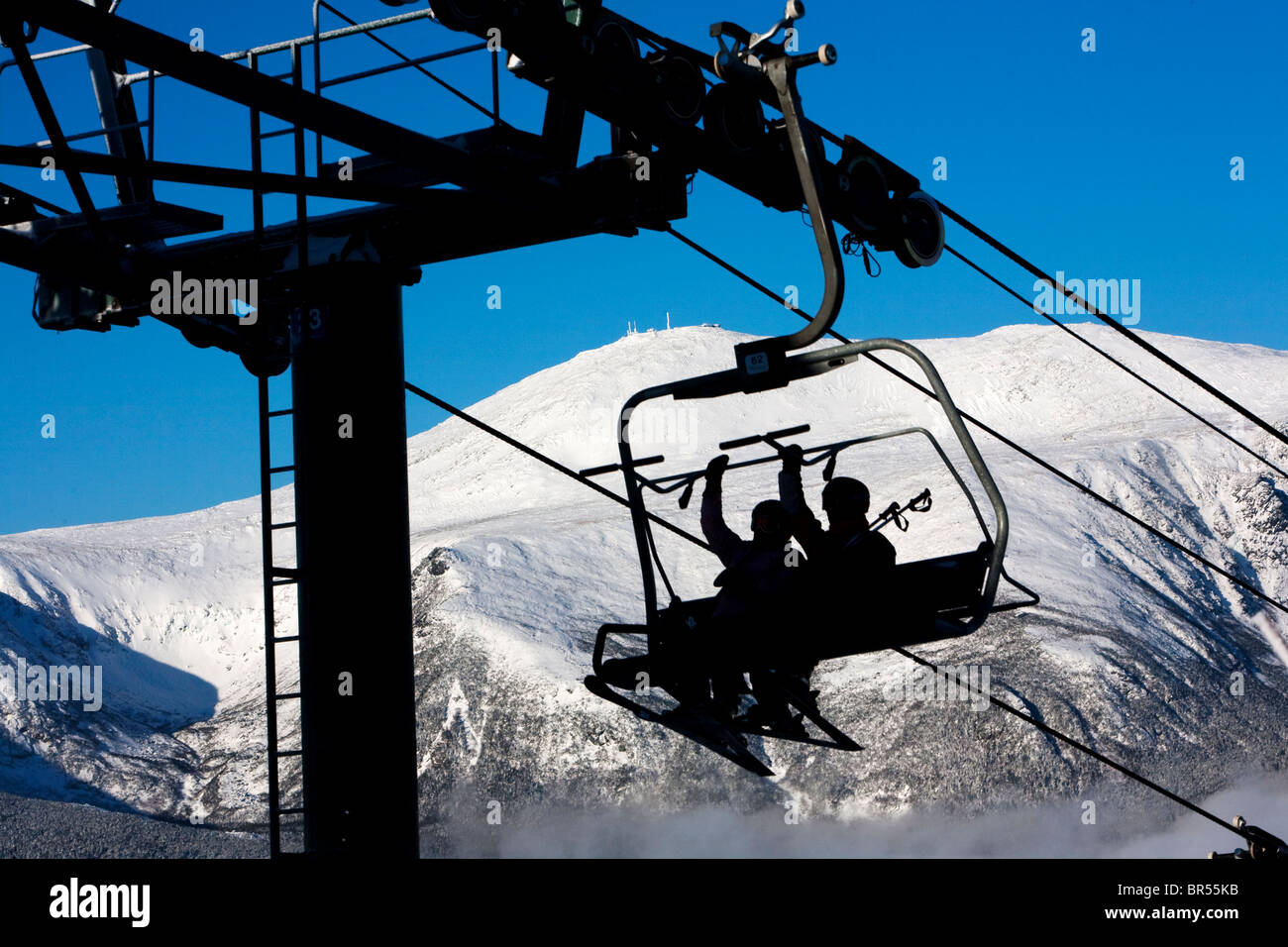 Profitez de la vue sur les skieurs tout en montant un télésiège sur Mt. Washington dans les Montagnes Blanches du New Hampshire. Banque D'Images