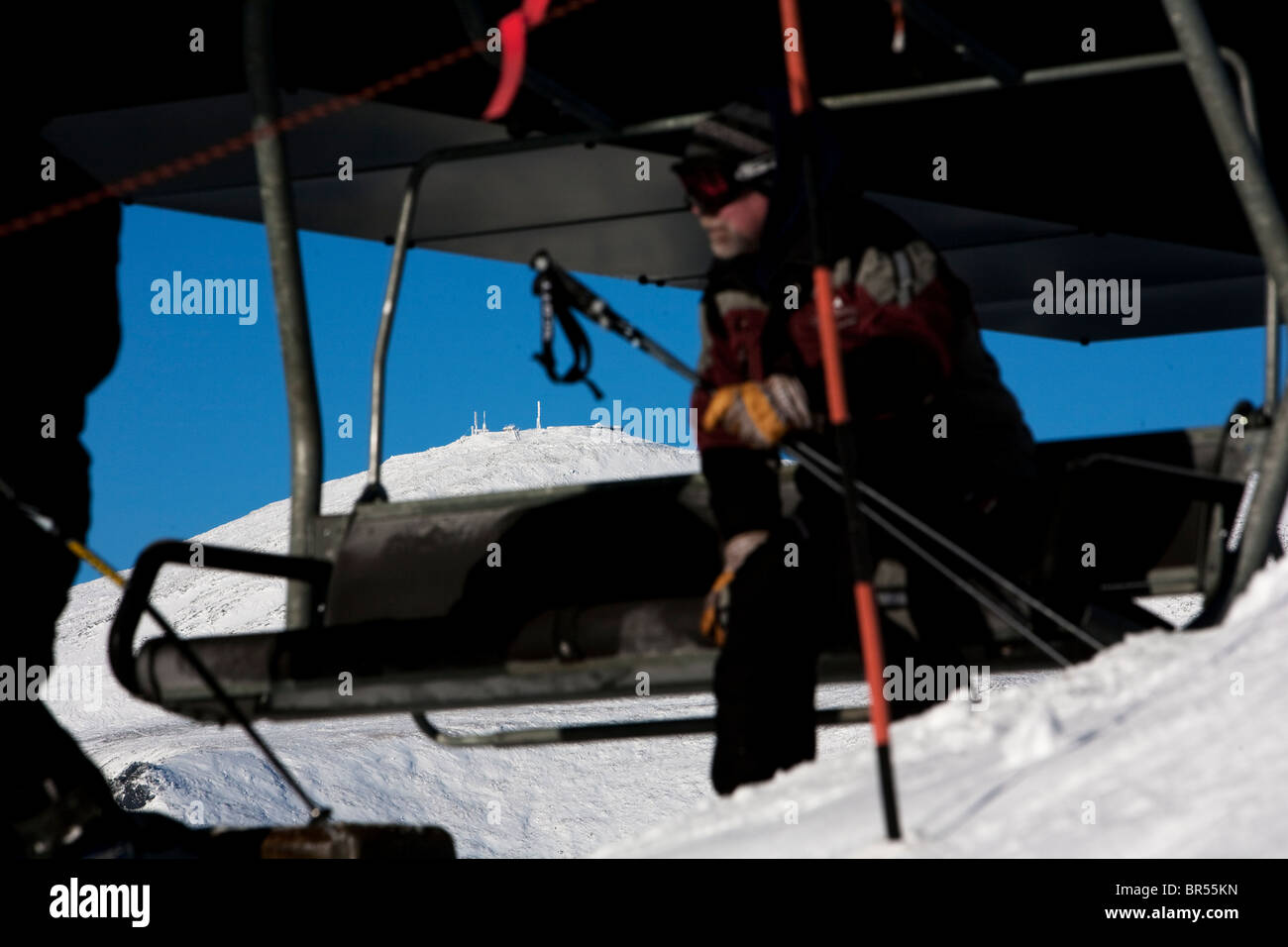 Un skieur bénéficie de la vue alors qu'un télésiège sur Mt. Washington dans les Montagnes Blanches du New Hampshire. Banque D'Images