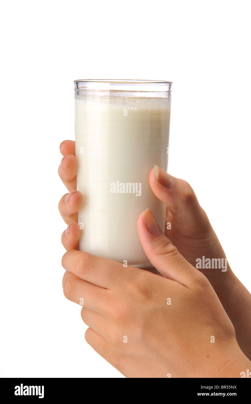 Main tenant un verre de lait sur fond blanc Banque D'Images