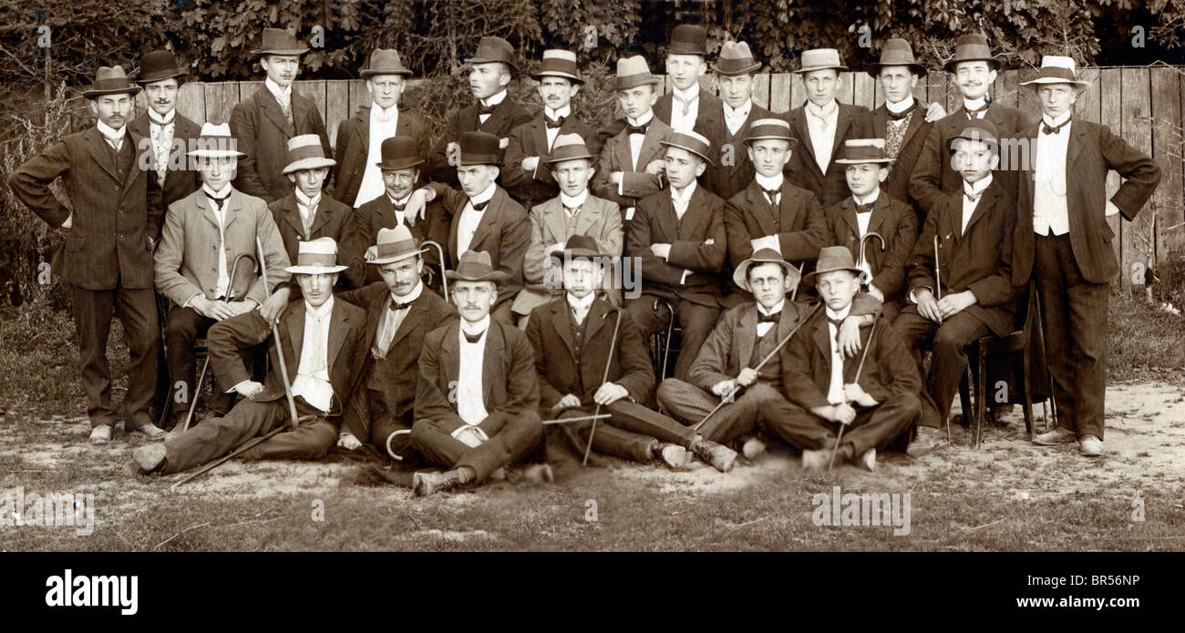 Deux Cadres Photos Années 1920 – Portraits De Groupes (bois Et Laiton)