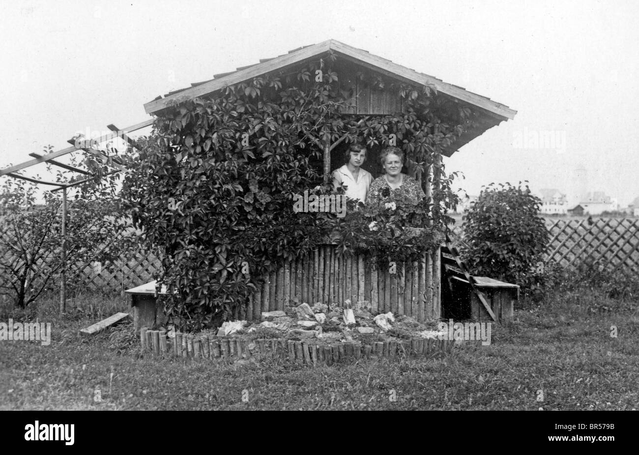Photographie historique, deux femmes dans leur maison du jardin, vers 1931 Banque D'Images