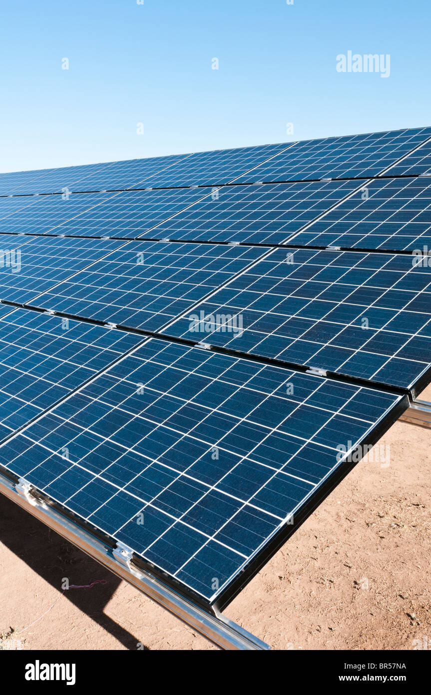 Une ferme solaire est construit pour fournir de l'électricité à une école primaire de l'Arizona. Banque D'Images