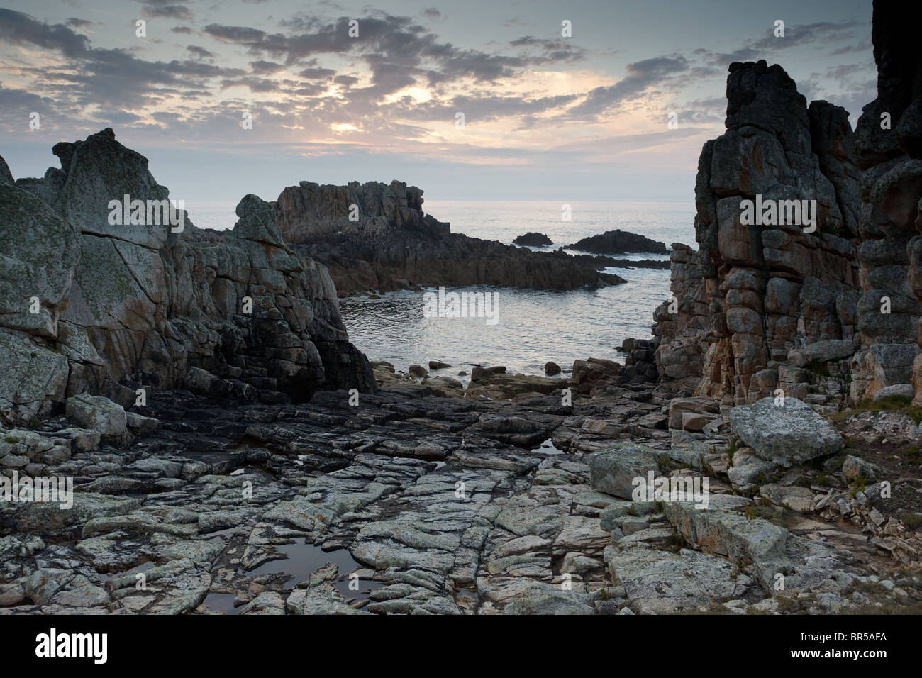 Côte rocheuse de l'île d'Ouessant, au crépuscule, en Bretagne, Finistère, France Banque D'Images