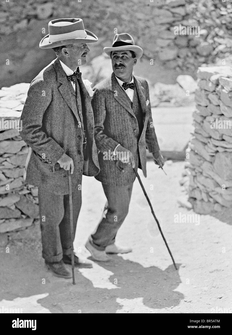 Howard Carter a découvert la tombe de Toutankhamon dans la Vallée des Rois, en Egypte en novembre 1922 - avec Lord Carnarvon (à gauche). À partir de l'image numérisée dans le matériel d'archive Portrait Presse Service (anciennement Bureau Portrait Presse) Banque D'Images