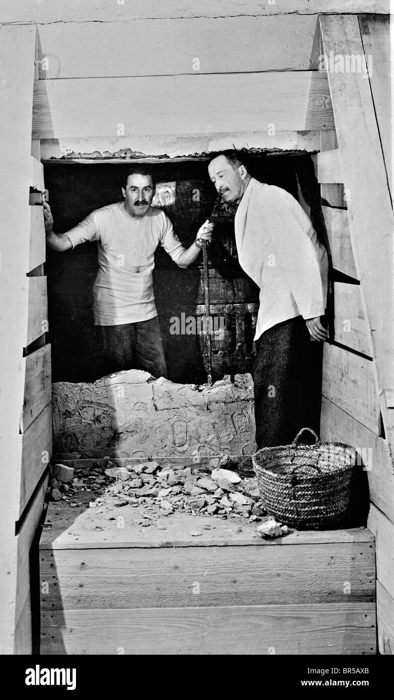 Howard Carter a découvert la tombe de Toutankhamon dans la Vallée des Rois, près de Louxor en Égypte en novembre 1922. Carter (à gauche) avec Arthutr Callender. À partir de l'image numérisée dans le matériel d'archive Portrait Presse Service (anciennement Bureau Portrait Presse) Banque D'Images