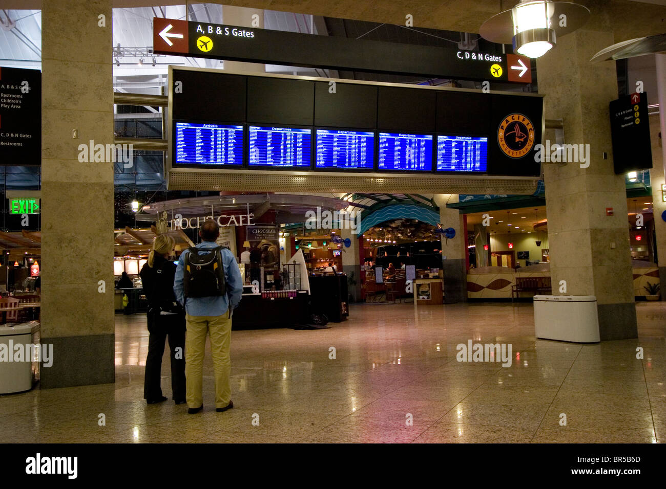 Chèque de voyage de l'aéroport de départ et d'arrivée à l'aéroport d'écrans Banque D'Images