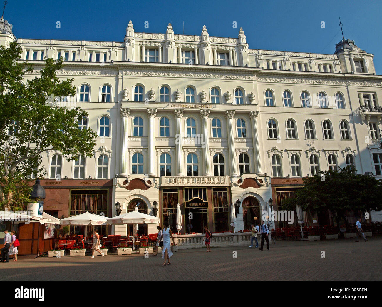 Maison Gerbeaud, accueil d'une pâtisserie célèbre cafetière et café à place Vörösmarty sur la rue Váci. Budapest, Hongrie Banque D'Images