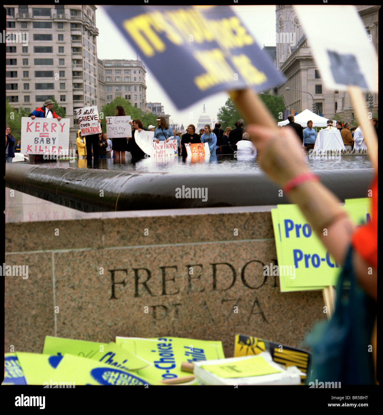 Pro-choix et de manifestants anti-avortement Banque D'Images
