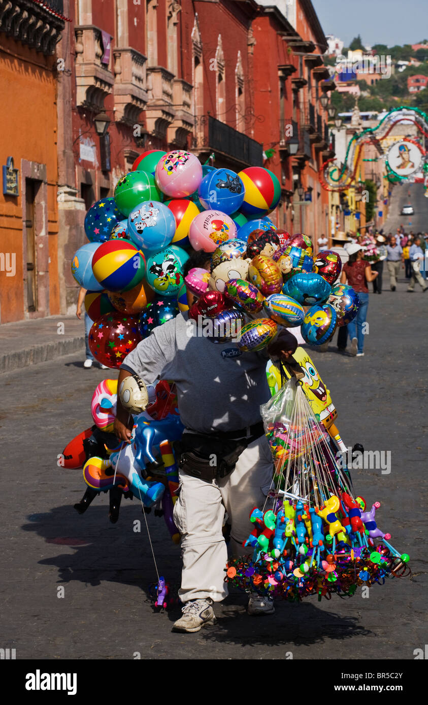 Un vendeur de ballon traditionnel à l'indépendance Day Parade annuelle en septembre - San Miguel de Allende, Mexique Banque D'Images