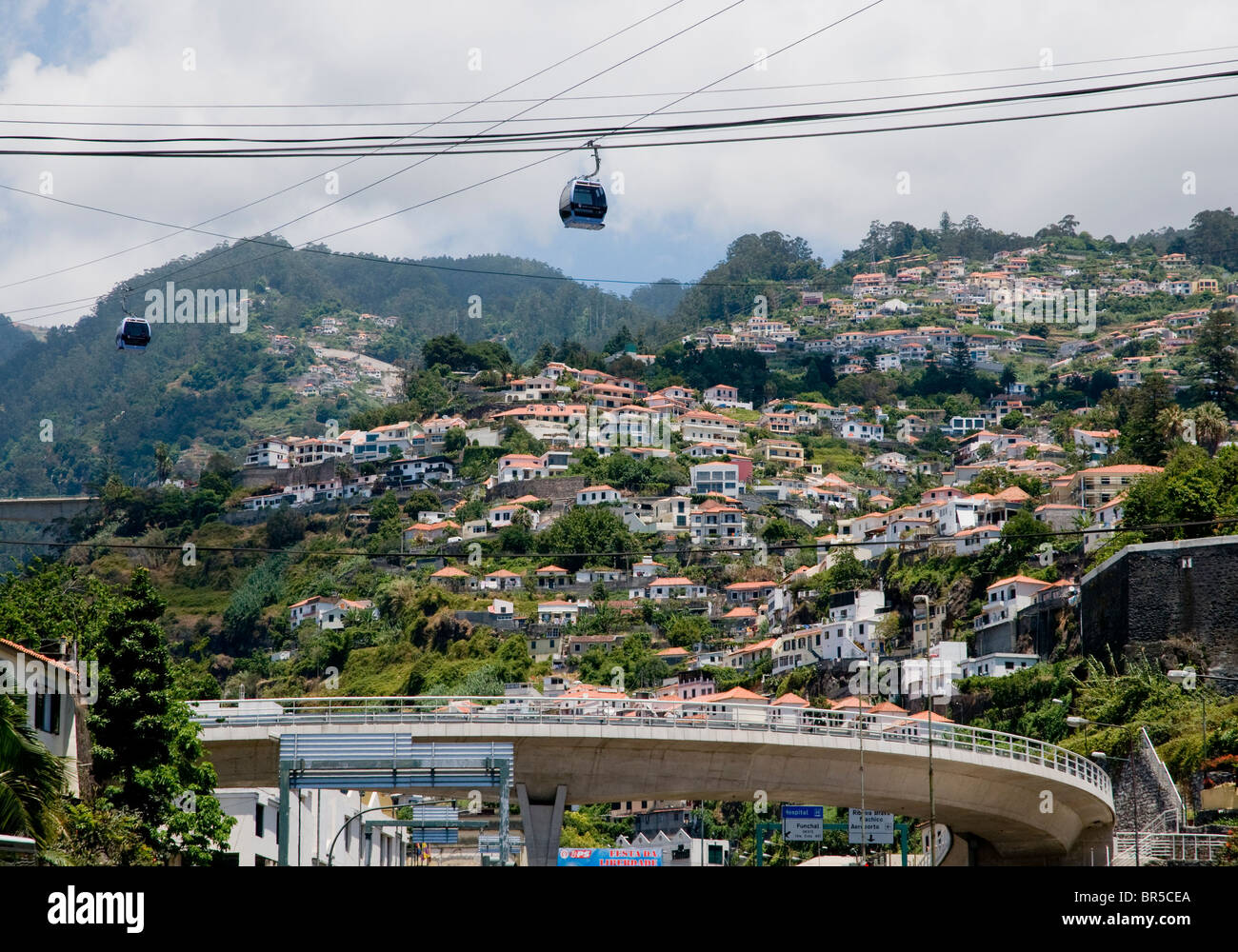 Le centre de Funchal, la capitale de Madère, montrant diverses infrastructures de transport et de communication. Banque D'Images